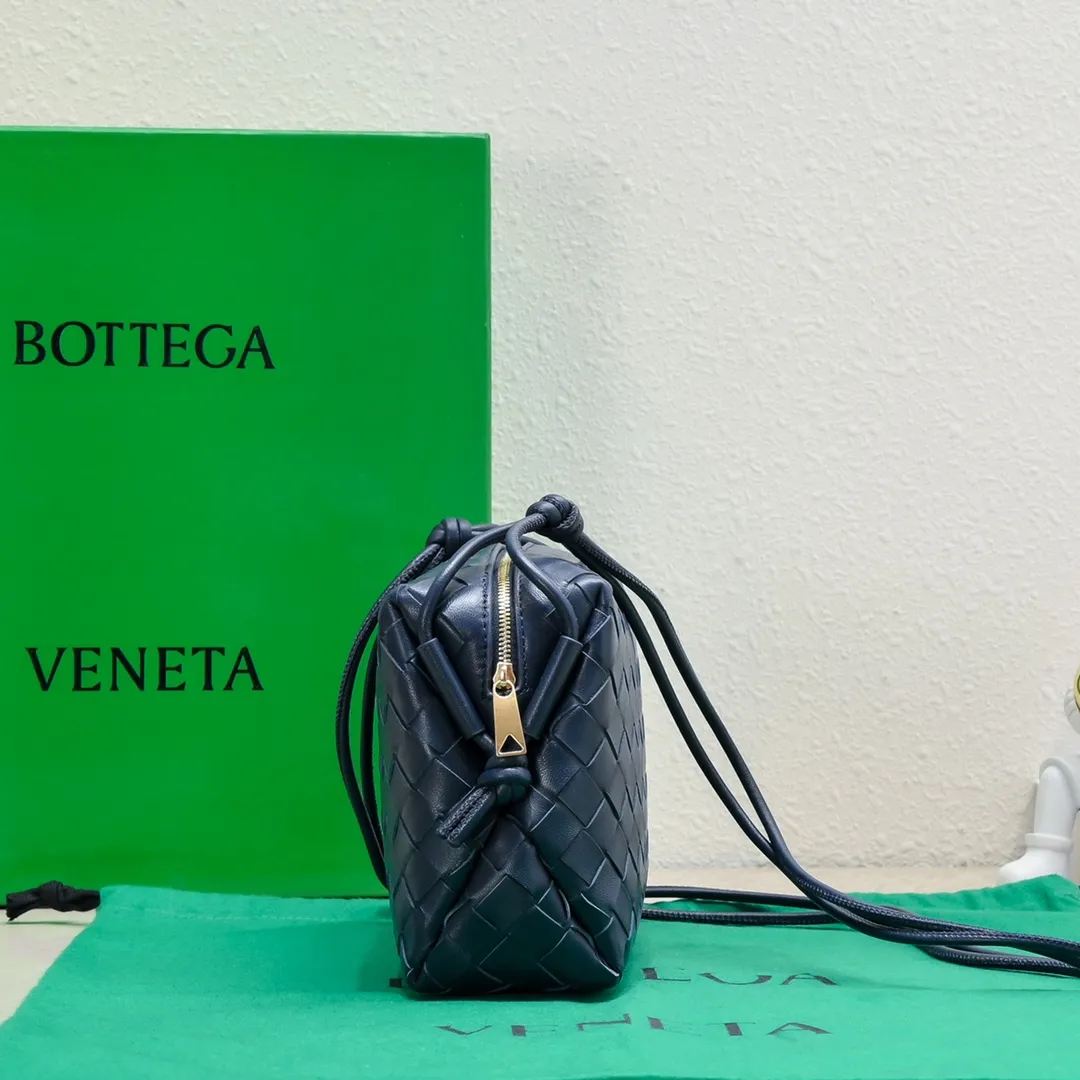 Batch 1260 B's new large Loop camera bag is here🔥Classic woven logo✅ The bag body is made of selected original sheepskin. The texture is soft and waxy. The simple square body is classic and versatile. The interior design is very practical. It has a lot of space and has an adjustable iconic leather drawstring. It can be said to be both elegant and practical. The design is very simple and elegant, with a kind of literary retro style. Size 22x15x8, model: 6684#